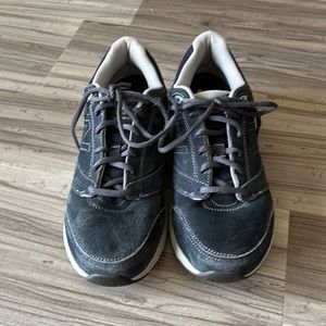 New Balance SZ 9 blue suede tennis shoes. Preowned in great condition